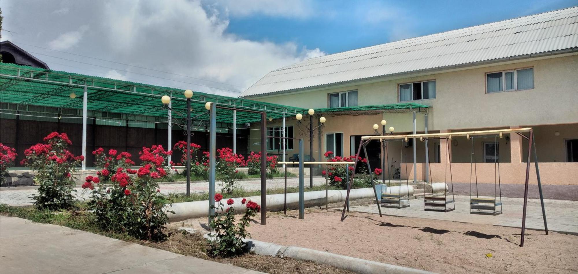 Yukon Hotel Bosteri Exterior photo